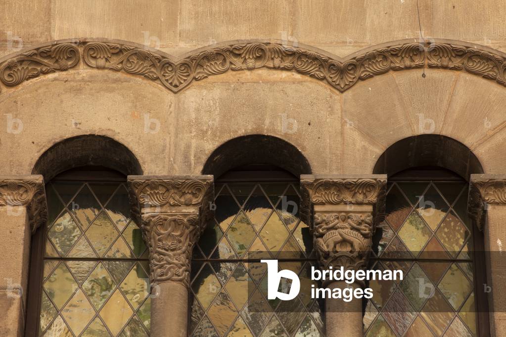 Town hall La Paeria. Façade. Exterior. Detail. Capitels of the window. Romanesque-Gothic.