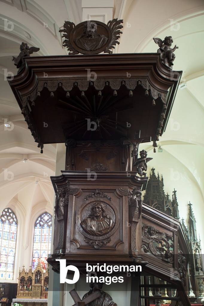 Parish church (Onze-Lieve-Vrouw-Hemelvaartkerk). Interior. The pulpit.