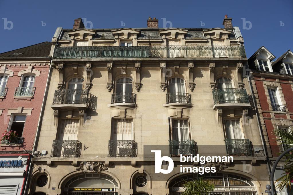 The square (Place de l'Hôtel de Ville). A house façade.