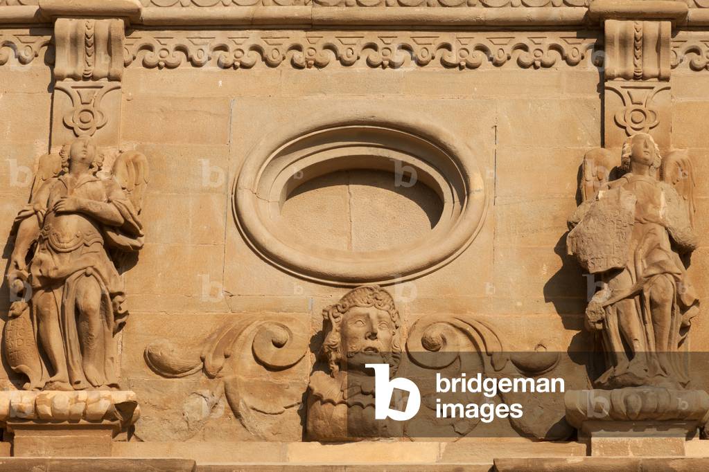 Sanctuary (Cova de Sant Ignasi). The church. Exterior. south façade. Detail. Statues, oculus, the frieze. Baroque. 18th century.
