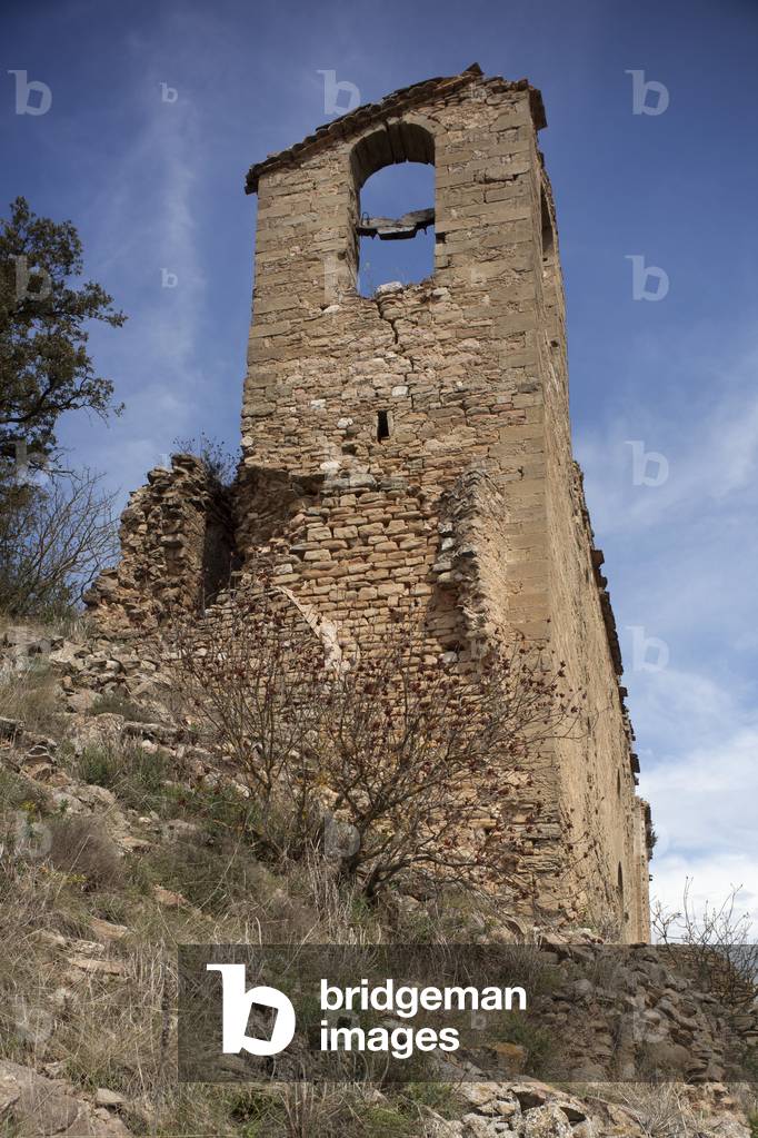 Castle (Castell de Montmagastre). The church. West façade. Ruins.