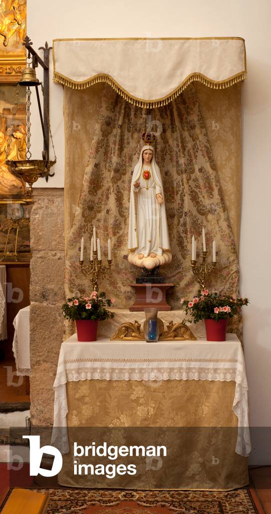 Church (Iglesia del Salvador). Interior. A devotion statue. Queen Mary.