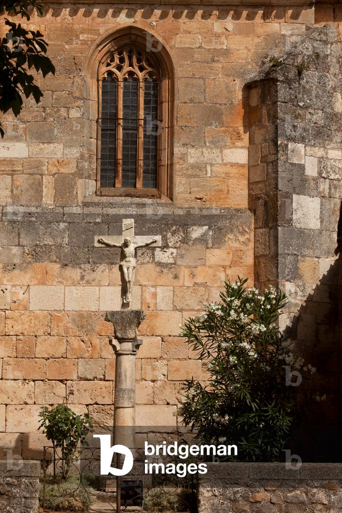 Colegiate church (Colegiata de San Cosme y San Damiàn de Covarrubias). Exterior. West façade. The churchyard. A Wayside crossCruz de tèrmino).
