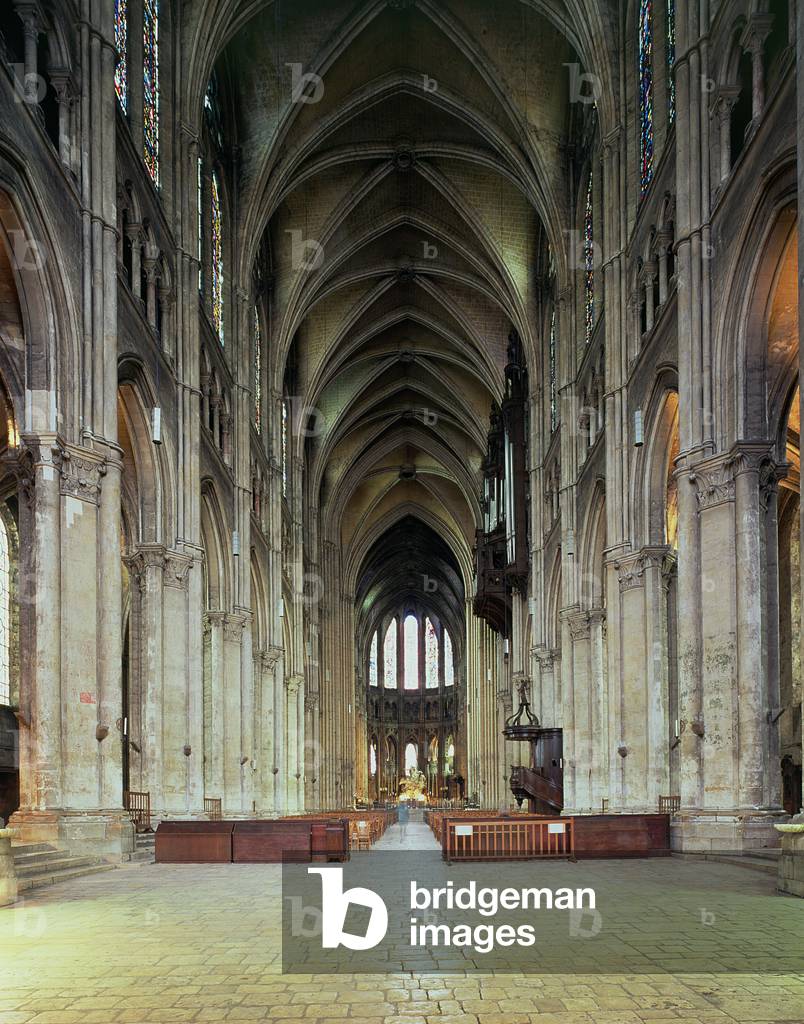 View of the nave, begun 1194 (photo)