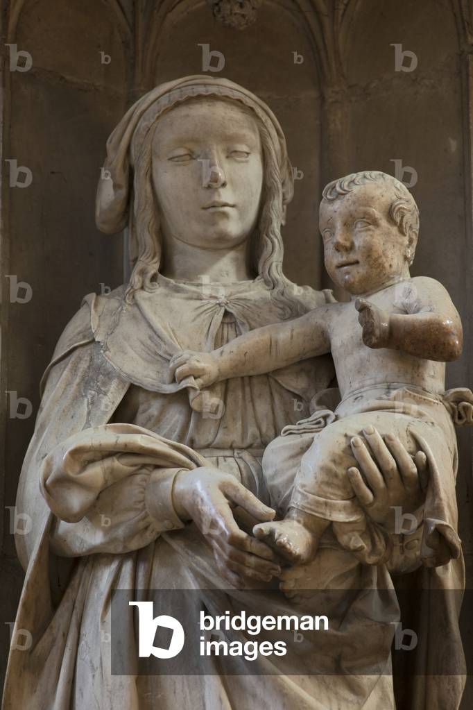Cathedral (Cathédrale Saint-Etienne). Interior. The nave. Altarpiece. A statue of a Madonna with Child. Bust. White stone. 1515.