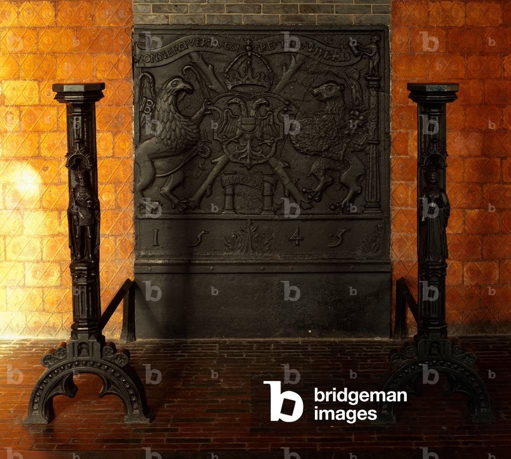 Town hall. MOU Museum Oudenaarde. People's hall (Volkszaal). Fireplace mantel. Iron forge. Escutcheon of Charles V (wapenschild van Keizer Karel). 1545. Inv nr: FO 001147.