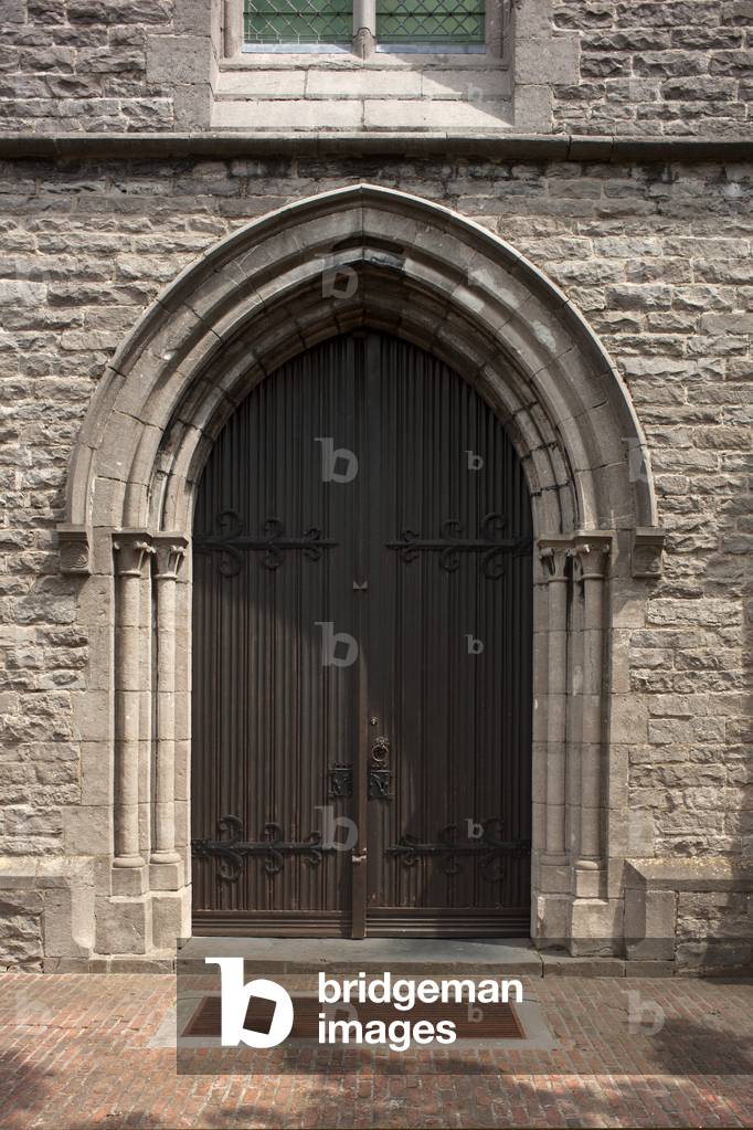 Parish church (Sint-Pietersbandenkerk (Semmerzake). Exterior. West facade. The entrance portal.