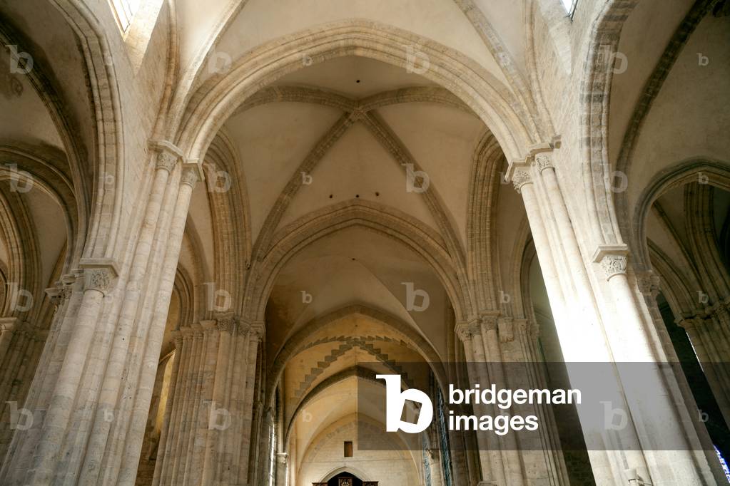 Collegiate church (Collégiale Notre-Dame-du-Fort). Interior. The nave. East to west. The vaults. Gothic. 12th century.