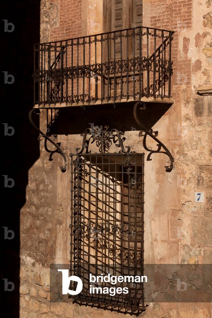 Calle de la catedral. Palace de los Monterde (Casa Palacio de los Monterde). Exterior. Façade. A window and a balcony with railings.