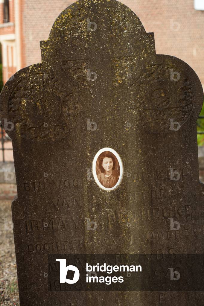 Strijpen. Parish church (Sint-Andreaskerk). Churchyard. Tombs.