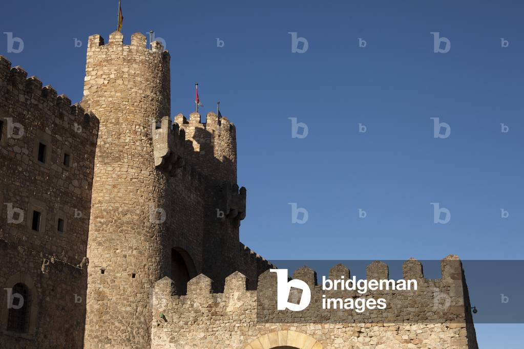 The castle. The entrance gate. Actual Parador.