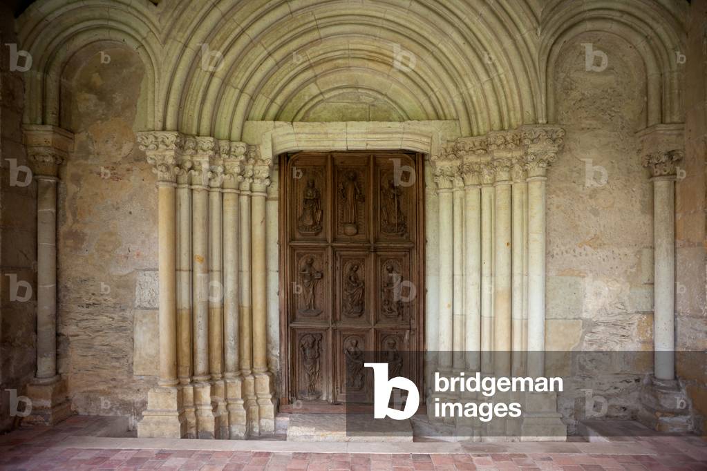 Former hospital (Ancien hôpital Saint-Jean (Musée Jean Lurçat et de la tapisserie contemporaine). The cloister. A portal.