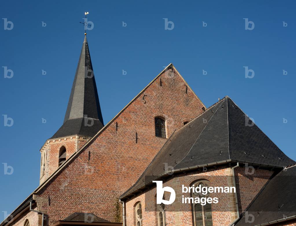 Parish church Opbrakel, (Sint-Martinuskerk). Exterior. The nave from the south.