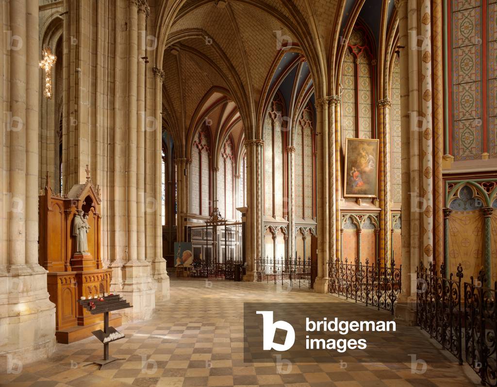 Cathedral (Cathédrale Sainte-Croix). Interior. The south ambulatory. Gothic. Reconstruction 17th - 19th century.