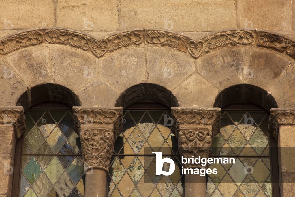 Town hall La Paeria. Façade. Exterior. Detail. Capitels of the window. Romanesque-Gothic.