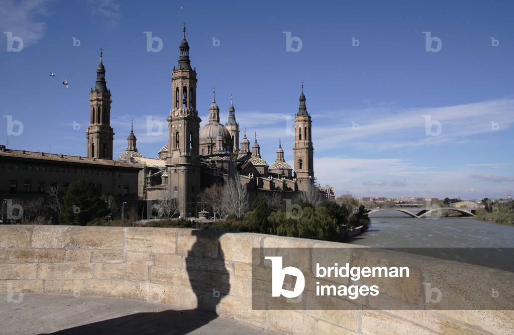 Basilica de Nuestra Senora del Pilar, view of the church from the Puente de la Piedra (photo)