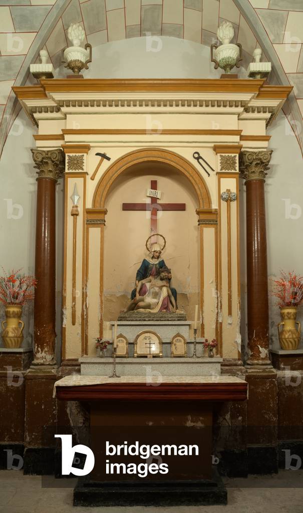 El santuari de la Mare de Dèu del Pla. interior de l'Església. Església de Nostra Senyora del Pla s. XVIII Capella lateral dedicada a la Dolorosa. Als laterals s’aprecien les tenalles i martell símbols de la Crucifixió.