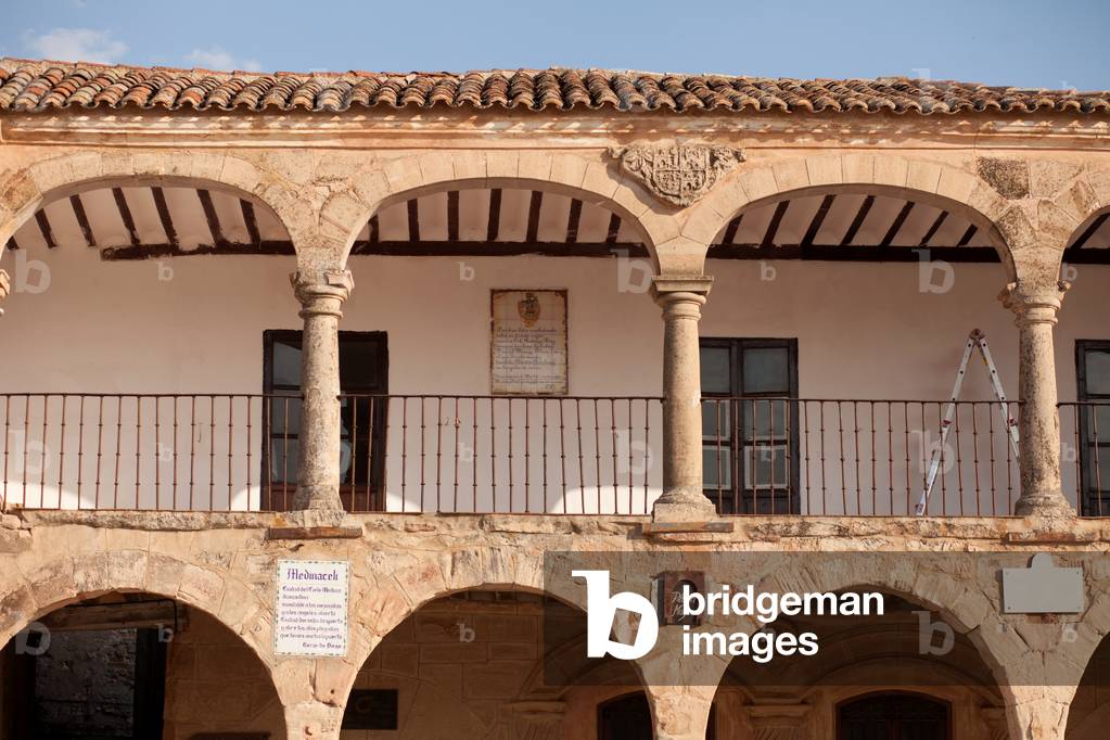 The main square (La Plaza Mayor no 1. Actual tourist office. The upper gallery.