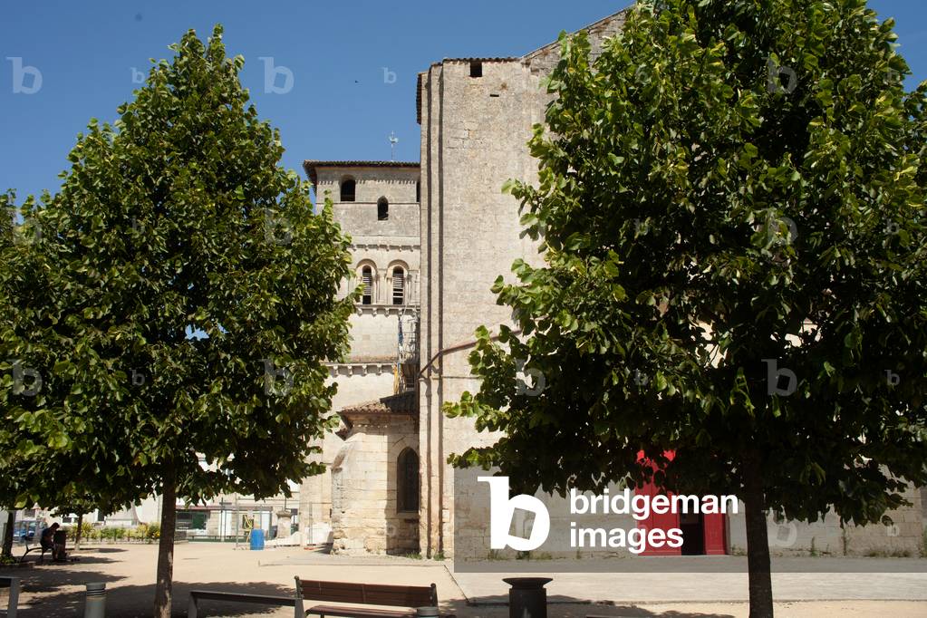 Parish church (Église Saint-André-du-Nom-de-Dieu de Saint-André-de-Cubzac). Exterior.