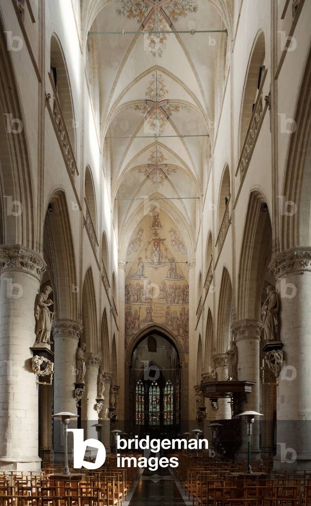 Collegiate church (Sint-Walburgakerk). Interior. The nave.