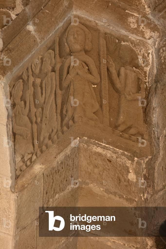 Parish church (Església Santa Maria del Castell de Cubells). Interior. The nave. A capital. Romanesque.