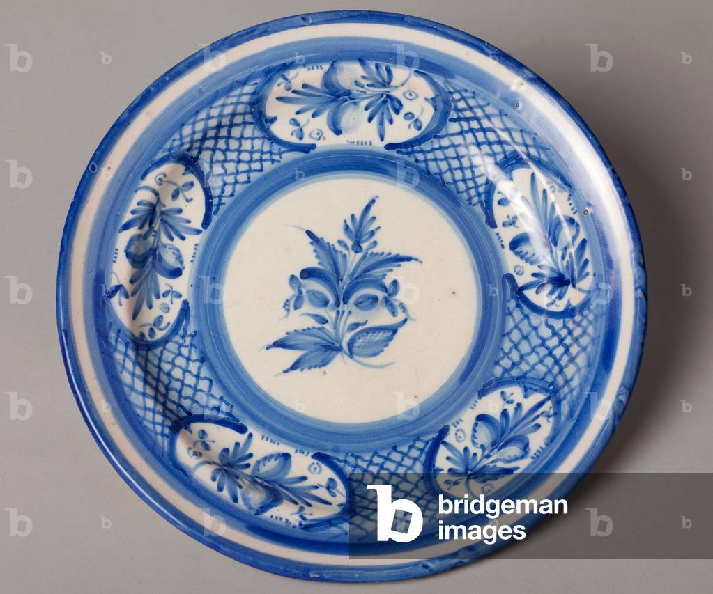 A dish. Ceramic work. Polychrome decoration. 19th century. Museum inventory no: 403.