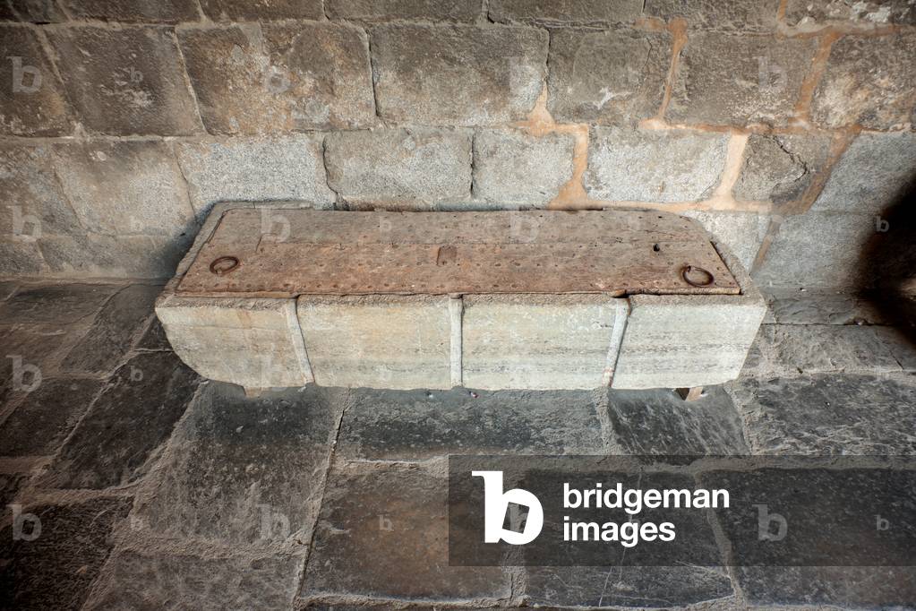 Cathedral. The cloister. A sarcophagus. Amphorae. Capitals.