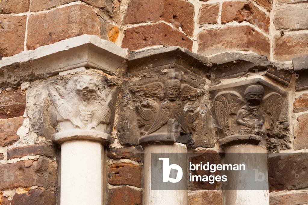 Parish church (Sint-Pieterskerk). Exterior. West façade. The portal. The capitals.