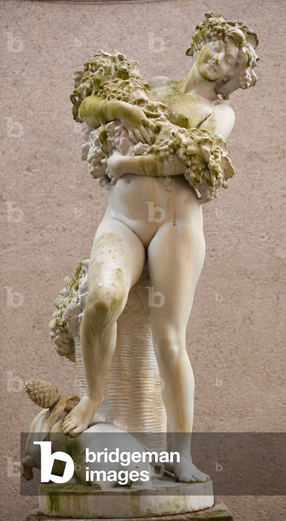 Statue of a woman (Belles vendanges) by Lucien Pallez. 1911, Town hall, Bazas, Nouvelle-Aquitaine, Gironde, France (photo)