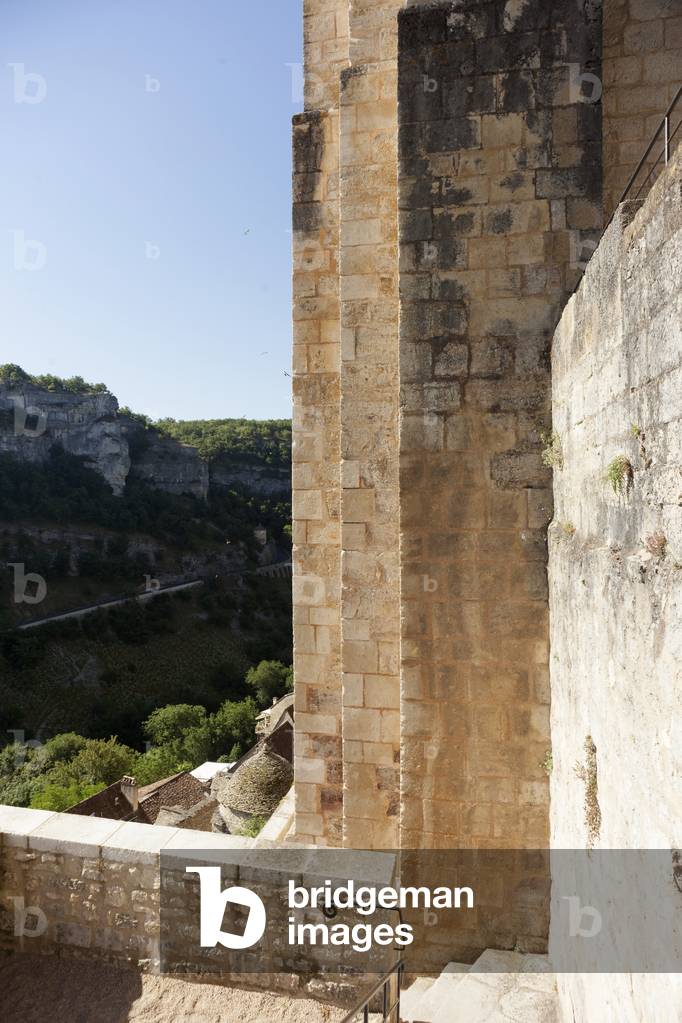 The castle or palace (Palais de l'évêque de Tulle). Exterior. Detail. The walls and the passage staircase.