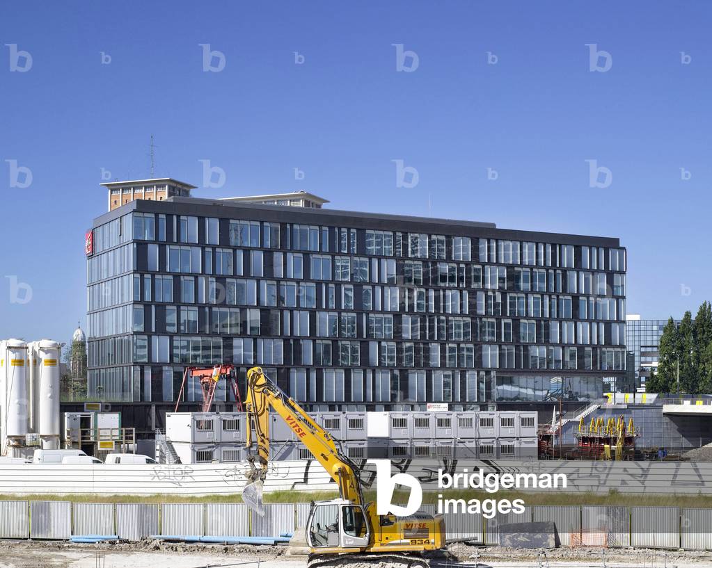 The headquarters of the Caisse d'Epargne, Avenue Willy Brandt, Euralille in Lille, Nord, Nord pas de Calais (Nord-Pas-de-Calais), France. Architecture by Michel Gutmann, Dusapin and Leclercq Architectes, 2008. Photography 15/07/2008