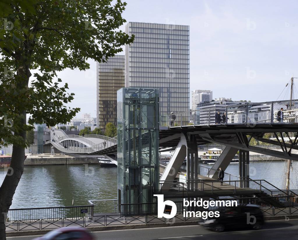 The Simone de Beauvoir bridge in Paris 75013. Architect Dietmar Feichtinger, 2006. Photography 25/11/08.