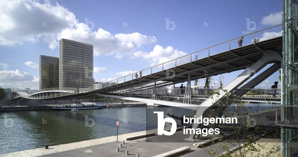 The Simone de Beauvoir bridge in Paris 75013. Architect Dietmar Feichtinger, 2006. Photography 25/11/08.