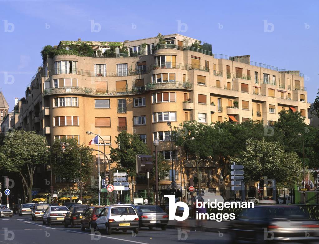 Parisian residential building 7 Rond point Mirabeau. Paris 15th arrondissement. Architects Joseph Bassompierre (1871-1950), Paul de Rutte (1871-1943) and Paul Sirvin (1891-1977), 1930-1932. Photography 2001.
