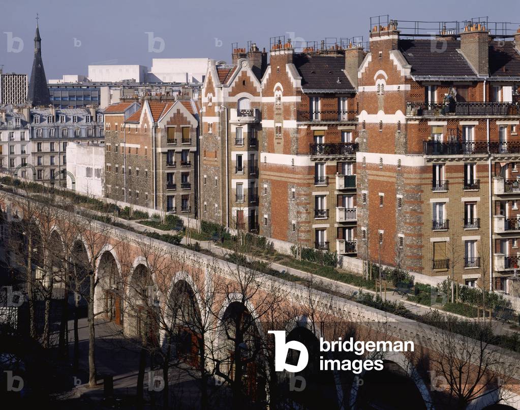 The Viaduc des Arts, the Coulee Verte at rue Hector Malot, Paris 12th arrondissement. In 1990, the former viaduct of Paris was renoved by Patrick Berger. Built in 1859, it connected the Bastille by rail to Vincenne. The construction of Opera Bastille will lead to the rehabilitation of the viaduct rachete at the SNCF by the City Hall of Paris. The vaults of ormais restaurees are home to artisans of art and creation. The railway tracks are replaced by hanging gardens, designed by Philippe Mathieux and baptises promenade plantee.