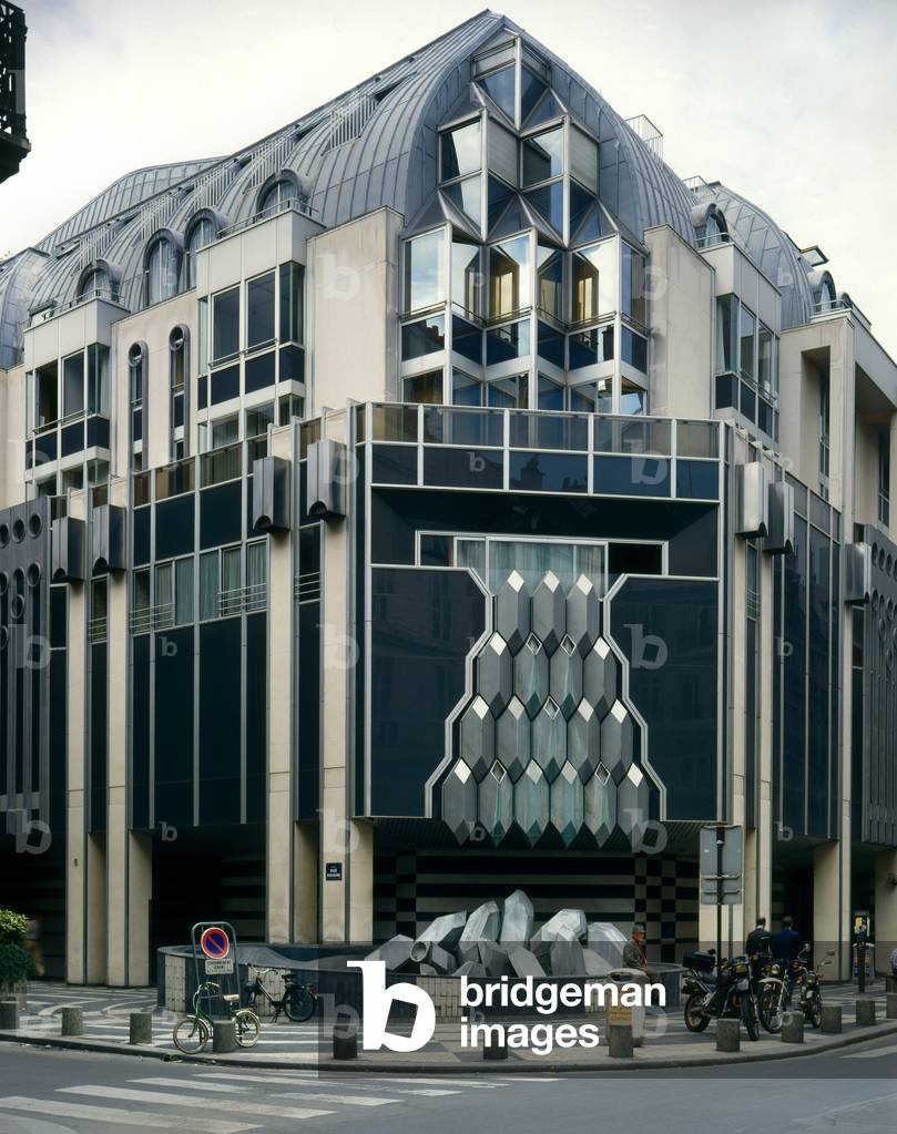 L'Hotel des Ventes Drouot Richelieu, 9 Rue Drouot in Paris 9e. The aluminium panels of the facades are designed to evoke the curtains of the concierges.Construction 1980, architectesæ Jean Jacques Fernier and Andre Biro. Photography 1990.