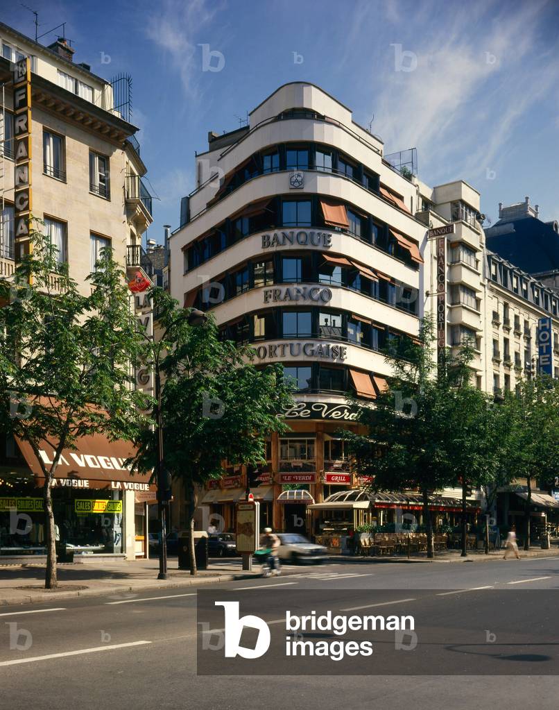 Ford building, 36 boulevard des Italiens, Paris 9th. Construction 1929, architect Michel Roux Spitz. Legality and avant-garde materials were the characteristics of this building, a symbol of modernism in the automotive industry. The ground floor was then the Ford auto show store. Photography 1990.