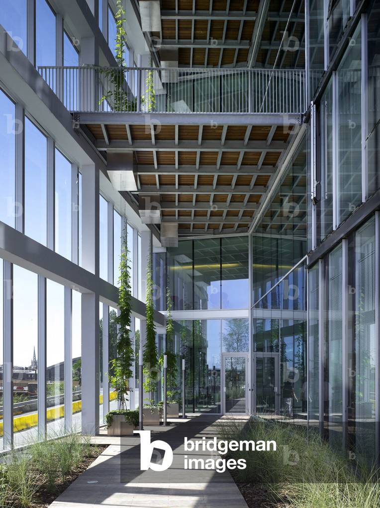 The headquarters of the Caisse d'Epargne, Avenue Willy Brandt, Euralille in Lille, Nord, Nord pas de Calais (Nord-Pas-de-Calais), France. Architecture by Michel Gutmann, Dusapin and Leclercq Architectes, 2008. Photography 15/07/2008