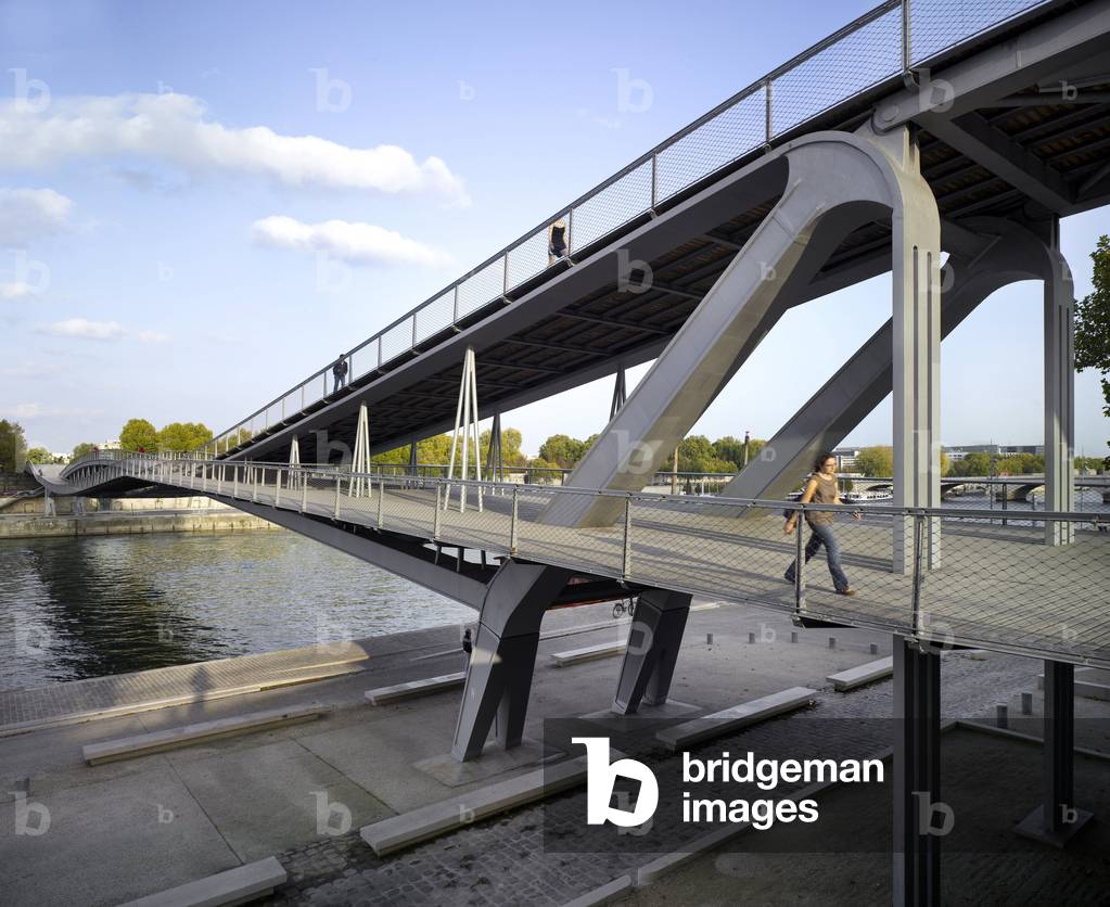The Simone de Beauvoir bridge in Paris 75013. Architect Dietmar Feichtinger, 2006. Photography 25/11/08.