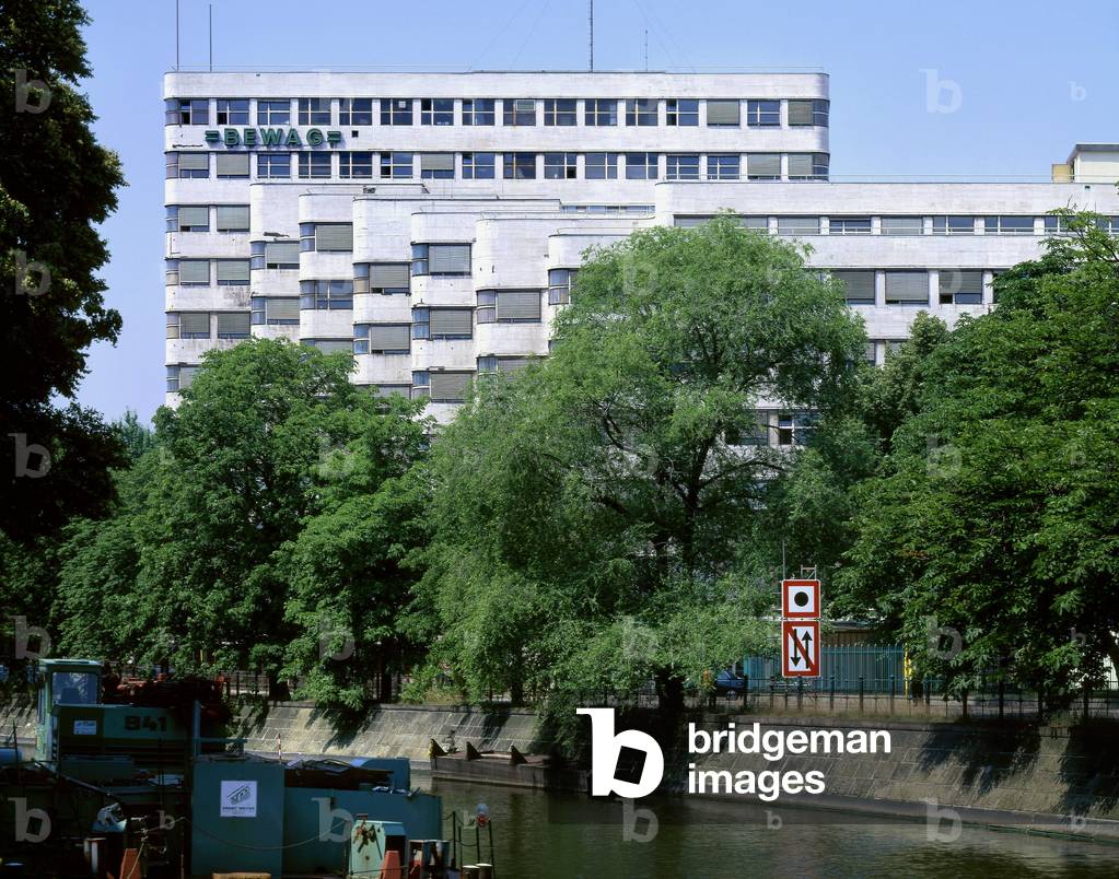 Shellhaus, Tiergarten to Berlin (Germany). Before he could build this office building, which had the revolutionary look of the period, the architect Emil Fahrenkamp had to review his plans almost three hundred times before the town planning commission gave its approval in 1930. In 1931, Shell House was inaugurated. Its undulating facade in decrochees was born thanks to the use of a metal frame, a first in Berlin. The dynamic wing, visible to the Landwehrkanus, has a height of five levels in its lower part, gradually reaching ten. Damaged during World War II, the Shell House underwent successive restoration work, respecting its historical aspect and the original interior fittings. In 1965-1968, two towers designed by Paul Baumgarten were added to him on his North wing. The final work took place from 1997 to 1999, and enabled the Berlin gas company, GASAG, to set up its headquarters there.
