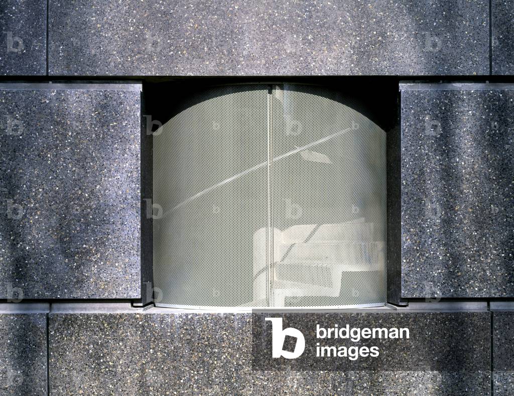 Beton and fishnet. Detail of a facade of a housing building, Paris 18. Architecture by Christian Hauvette, 1995. Photography 1995