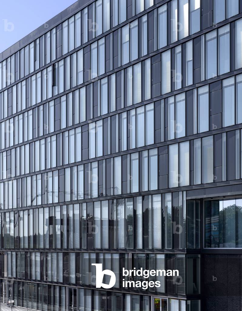 The headquarters of the Caisse d'Epargne, Avenue Willy Brandt, Euralille in Lille, Nord, Nord pas de Calais (Nord-Pas-de-Calais), France. Architecture by Michel Gutmann, Dusapin and Leclercq Architectes, 2008. Photography 15/07/2008