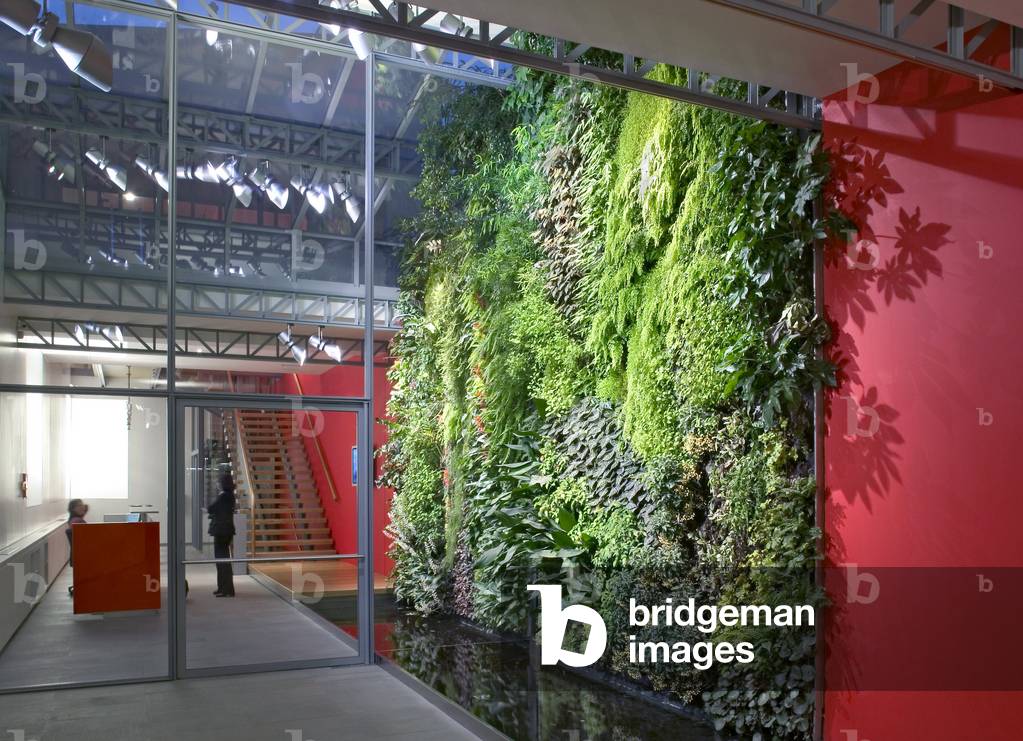 Show room I Guzzini, Boulevard de la Bastille, Paris 12. Architecture by Pier Luigi Copat, 2003-2005. The vertical garden was created by Patrick Blanc.