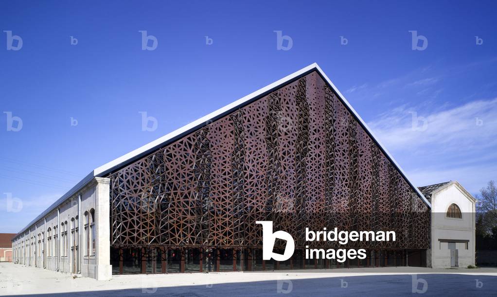 La Grande Halle, rehabilitation of a boilermaker SNCF in Arles (Bouches du Rhone). Architects Alain Moatti and Henri Riviere, 2007.