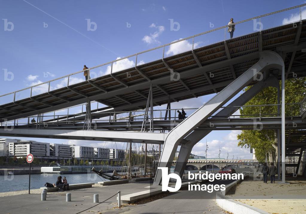 The Simone de Beauvoir bridge in Paris 75013. Architect Dietmar Feichtinger, 2006. Photography 25/11/08.