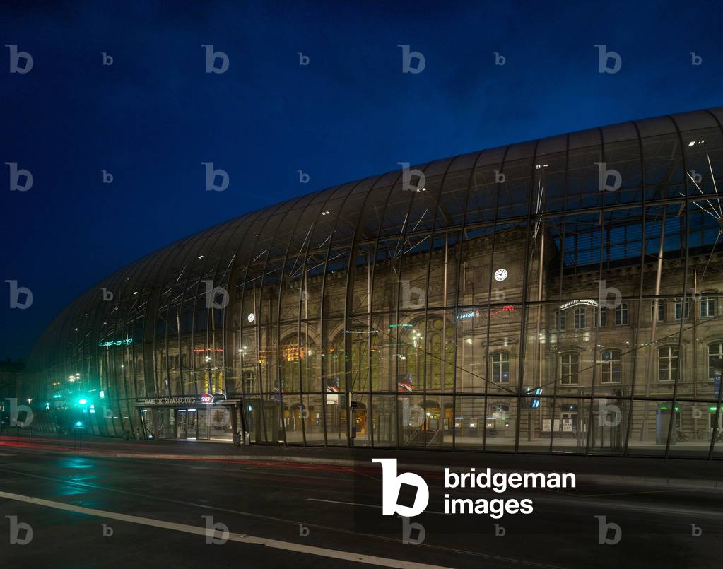 Strasbourg station (Bas Rhin, Alsace). Extension, Station Square. Architects Jean Marie Duthilleul and Etienne Tricaud, realisation 2007. Photography 30/07/08.