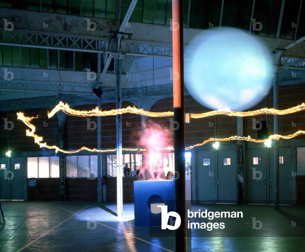 Exhibition hall of the Unique Lieu in Nantes. Architecture by Patrick Bouchain, 2000. Photography 2000 Destined for the manufacture of biscuits, the Lefevre-Utile factory was built at the beginning of the 20th century on the edge of the Saint-Felix Canal using modern techniques. Two Art Nouveau towers designed by Auguste Bluysen were added in 1909. The workshops were active until the beginning of the 1970s and in 1986 the factory was definitively closed. The tower was restored in 1998 by Jean-Marie Lepinay. And Patrick Bouchain will carry out the renovation while keeping the spirit of the place, that of a factory spontaneously transformed into a cultural place.