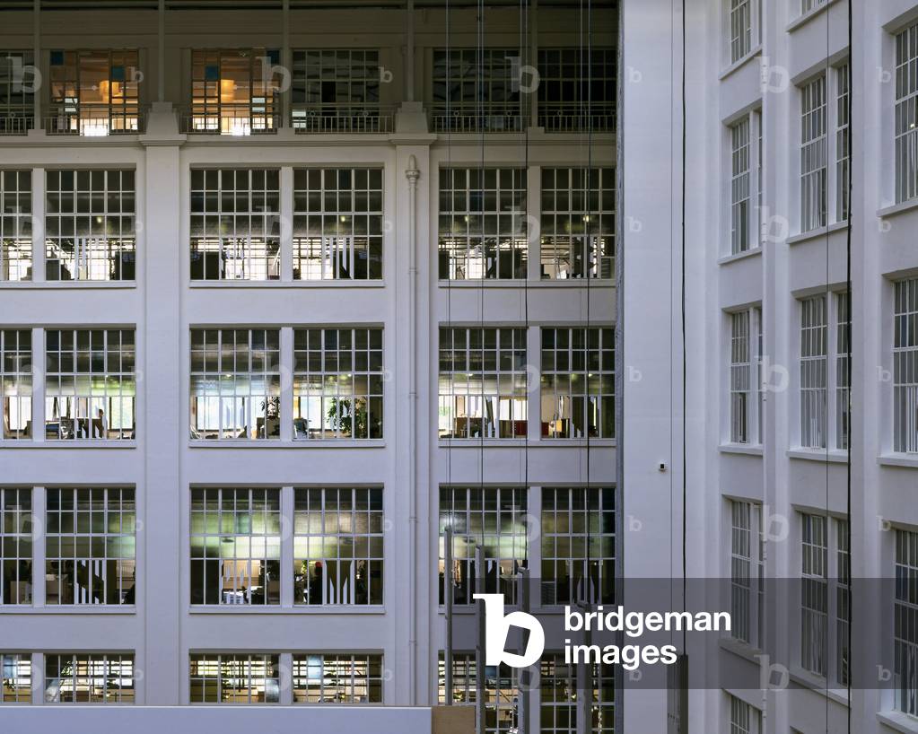 The headquarters of Thomson Multimedias in Boulogne Billancourt (Hauts de Seine) (Thomson Multimedias headquarters in Boulogne-Billancourt). Architects Patrick Bouchain and Loic Julienne, 1997.