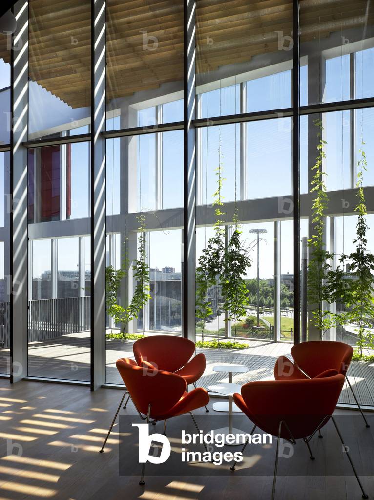 The headquarters of the Caisse d'Epargne, Avenue Willy Brandt, Euralille in Lille, Nord, Nord pas de Calais (Nord-Pas-de-Calais), France. Architecture by Michel Gutmann, Dusapin and Leclercq Architectes, 2008. Photography 15/07/2008