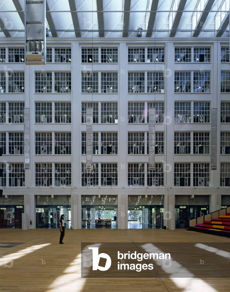 The headquarters of Thomson Multimedias in Boulogne Billancourt (Hauts de Seine) (Thomson Multimedias headquarters in Boulogne-Billancourt). Architects Patrick Bouchain and Loic Julienne, 1997.